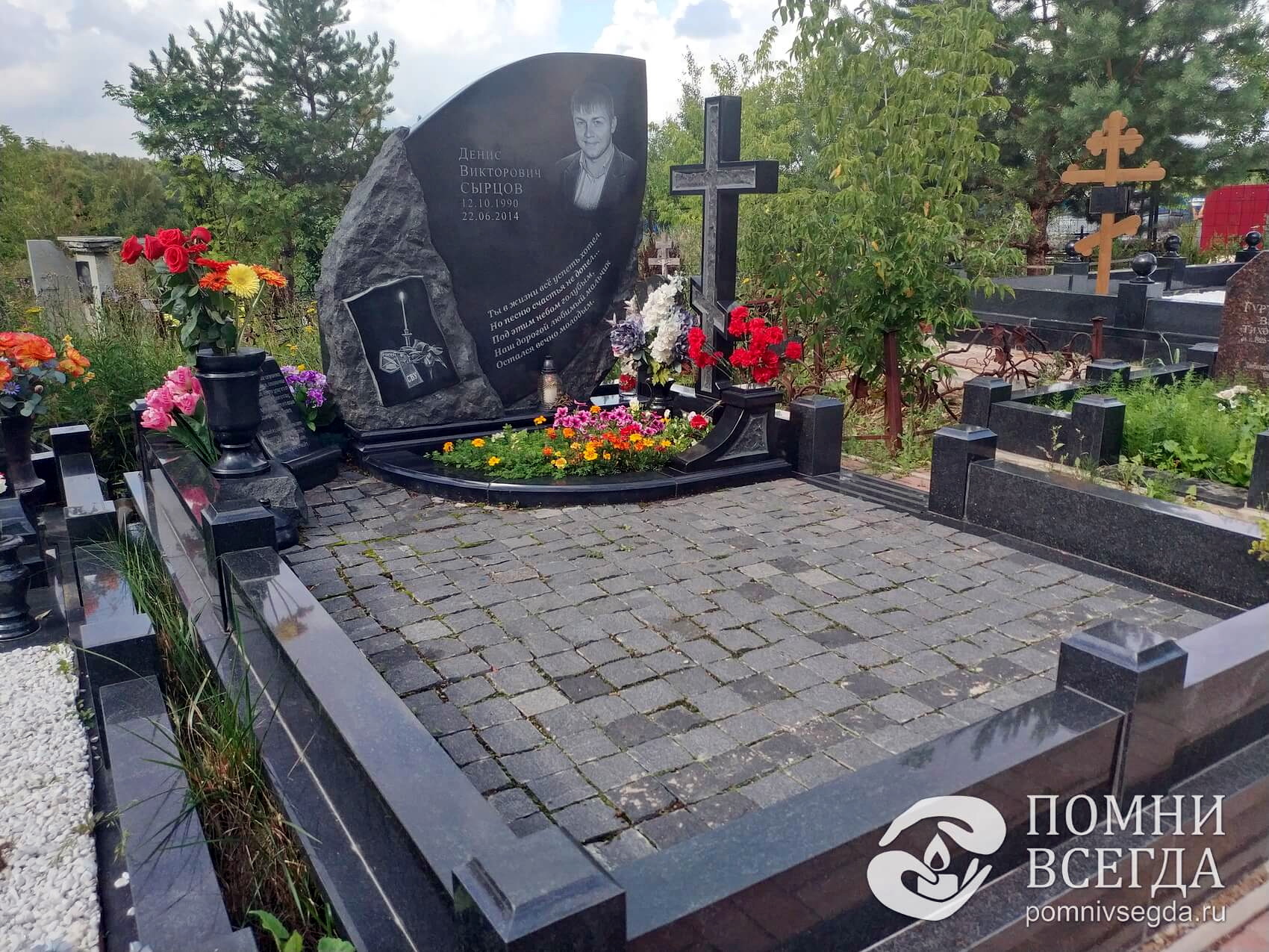 Сложный гранитный памятник с высокой юбкой под живую породу